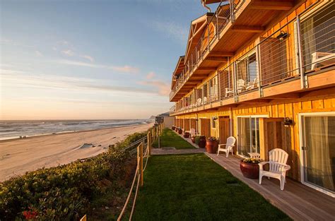Pelican shores inn - Tento hotel na pobřeží Tichého oceánu nabízí přístup na soukromou pláž a krytý bazén. 